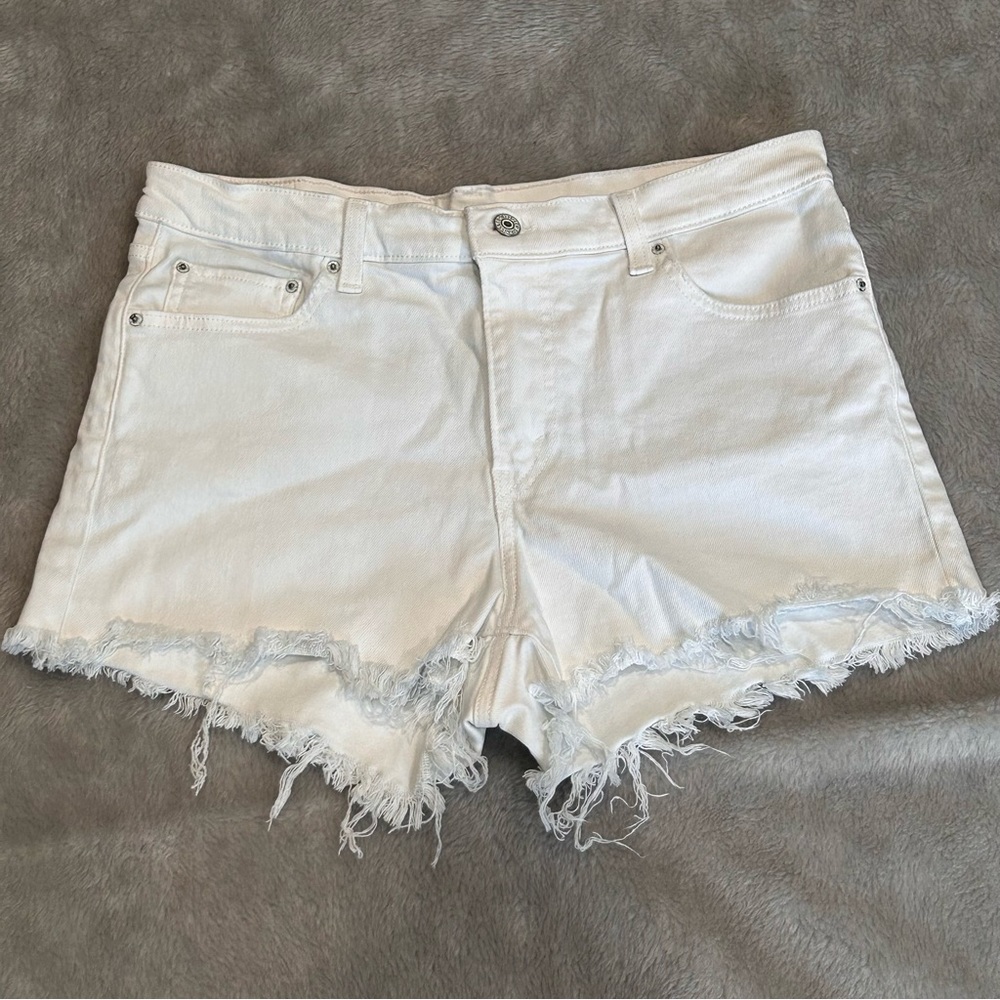 LEVI’S STRAUSS RIPPED SHORTS WHITE SIZE 32